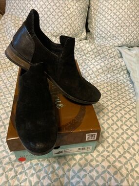 Black Women's Suede Slip-On Flats